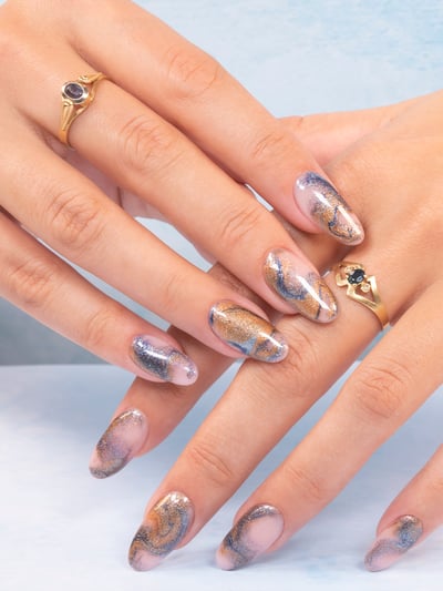 nail-art-effetto-marmo-glitter