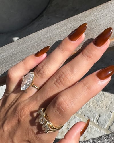 toffee nails autunno 2024 hailey bieber