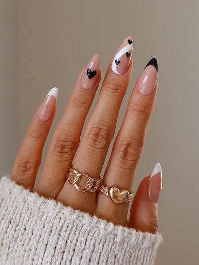 unghie con cuori bianco e nero