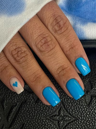 unghie con cuori blu