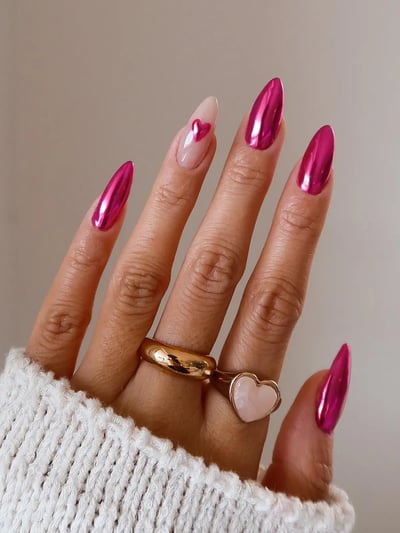 unghie con cuori rosa metallizzato