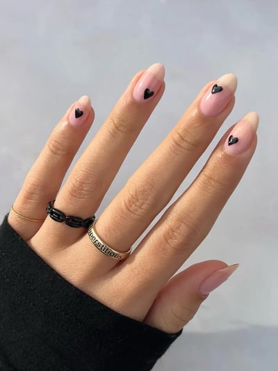 unghie con cuoricini neri