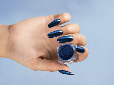 unghie cromate blu