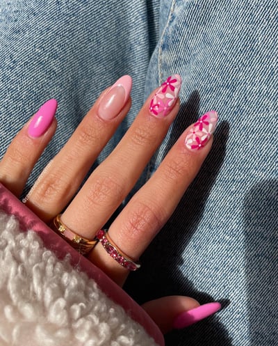 unghie rosa con margherite