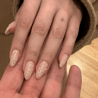 selena gomez golden globes manicure