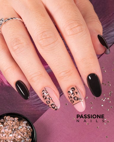 black nails animalier