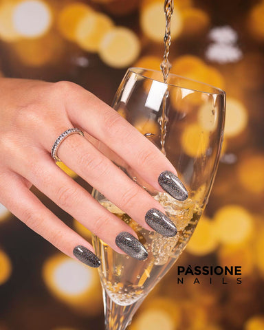 Best New Year's Eve nails designs and mani inspo for 2023/2024