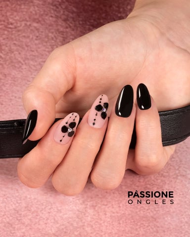 Les ongles noirs un classique pour chaque saison