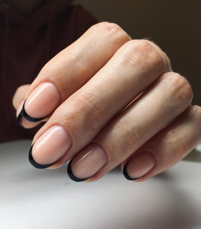 unghie corte french nero