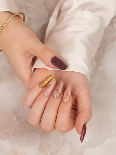 unghie effetto marmo oro