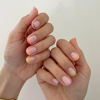 unghie french corte neon