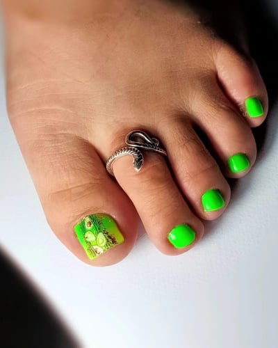 unghie piedi fluo verde