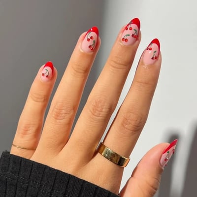 unghie rosse estive con ciliegie