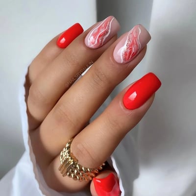 unghie rosse estive con effetto marmo