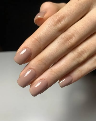 winter-2023-nail-trends-rich-girl-manicure-square-shape-beige-polish-1
