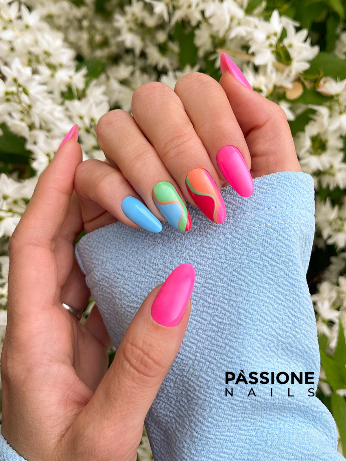 Neon nails, the summer manicure trend